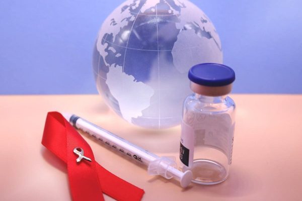 کاهش بودجه واکسن اچ‌آی‌وی به دلیل عوارض آن