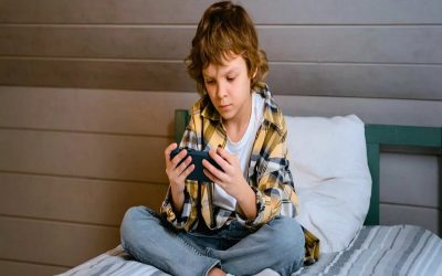 موبایل دست بچه؟ صبر کن! ارتباط موبایل با افسردگی نوجوانان