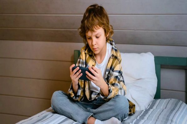 موبایل دست بچه؟ صبر کن! ارتباط موبایل با افسردگی نوجوانان موبایل دست بچه؟ صبر کن! ارتباط موبایل با افسردگی نوجوانان