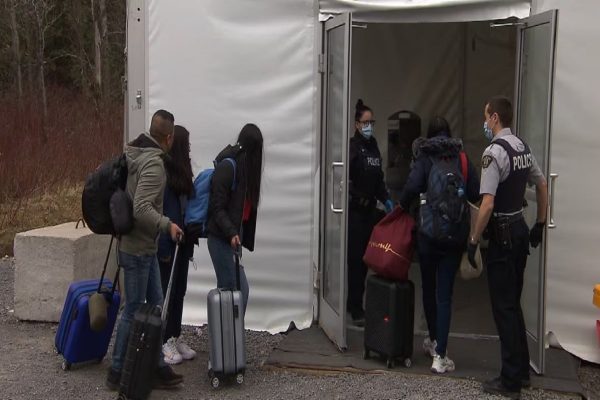 پردهبرداری از جنایت هولناک در مرز کبک: ۴۴ انسان در اسارت کامیون پردهبرداری از جنایت هولناک در مرز کبک: ۴۴ انسان در اسارت کامیون