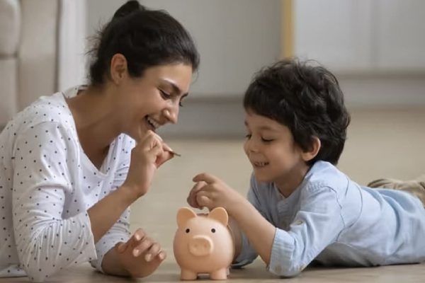 خبر خوش برای خانواده‌های کانادایی: پول عیدی زودتر از موعد رسید!