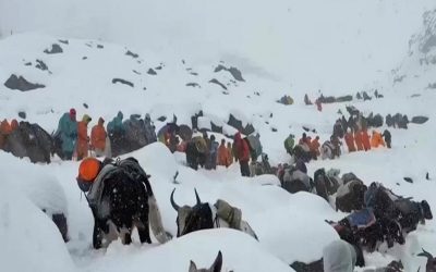 ۲۰۰ کوهنورد در حالی منتظر نجات هستند که کولاک کوه اورست را در بر گرفته است