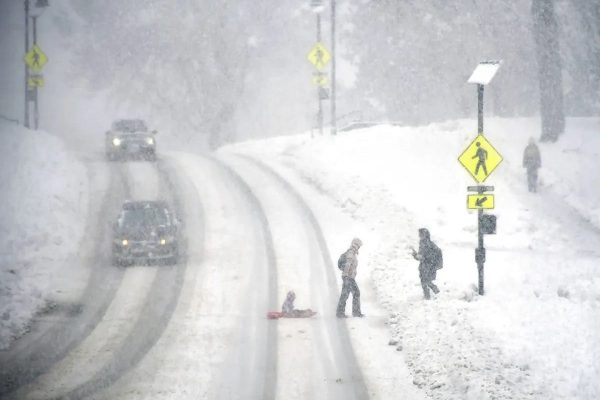 بارش برف در کبک باعث تعطيلي مدارس و قطع برق بيش از هزار مشترك شده است