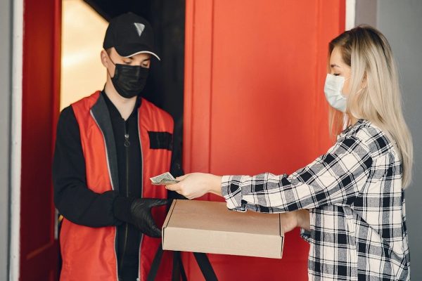 راننده قبل از تحويل غذای مشتری، داخل نوشيدنی او تُف‌كرد | ویدیو وایرال شده