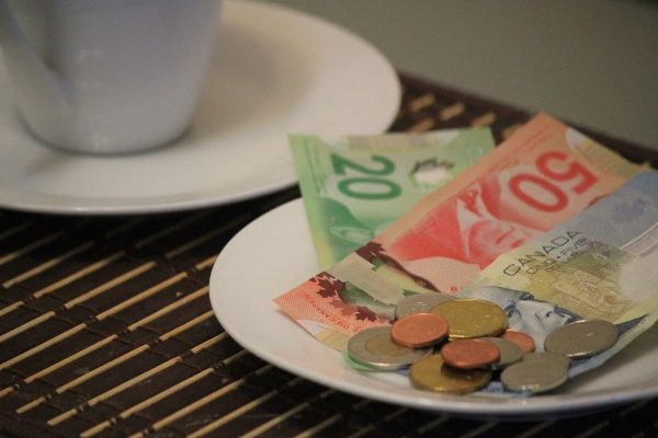 راهنمای جامع فرهنگ انعام دادن در کانادا؛ چقدر و کجا انعام بدهیم؟