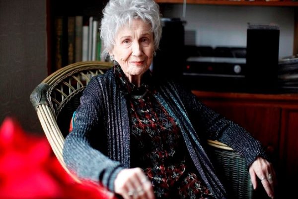 آلیس مونرو، برنده جایزه نوبل ادبیات در ۹۲ سالگی درگذشت آلیس مونرو، برنده جایزه نوبل ادبیات در ۹۲ سالگی درگذشت