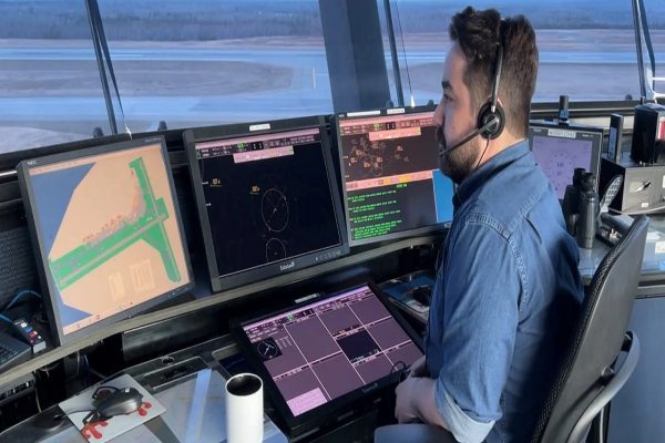 فرصت شغلی رویایی: کنترلر ترافیک هوایی شوید، بدون سابقه و با حقوقی تا ۲۰۰۰۰۰ دلار! فرصت شغلی رویایی: کنترلر ترافیک هوایی شوید، بدون سابقه و با حقوقی تا ۲۰۰۰۰۰ دلار!