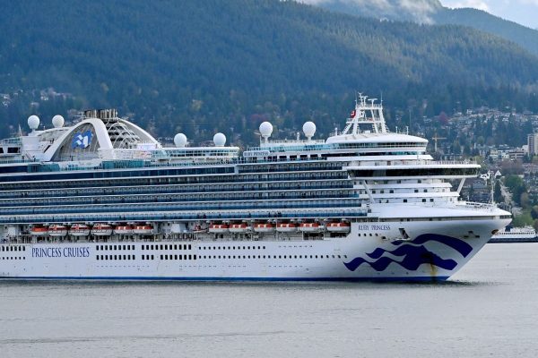 مسافران کشتی کروز به بیمارستانی در بریتیش کلمبیا منتقل شدند مسافران کشتی کروز به بیمارستانی در بریتیش کلمبیا منتقل شدند