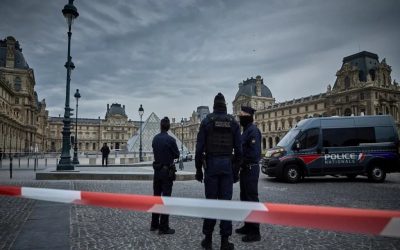 دستگیری مظنونان به سرقت جواهرات سلطنتی از موزه لوور پاریس دستگیری مظنونان به سرقت جواهرات سلطنتی از موزه لوور پاریس