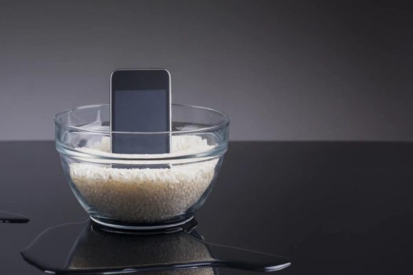هشدار اپل: «گوشی آیفون خیس شده را در برنج قرار ندهید.»