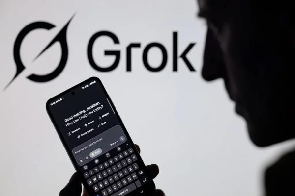 Grok از پسر نوجوان خواست تا عکس‌های برهنه بفرستد