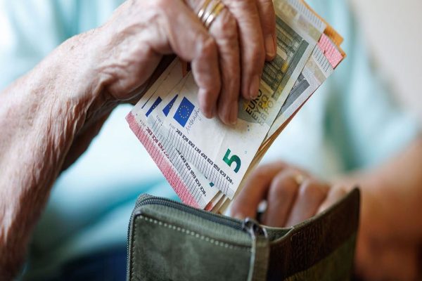 داشتن پول نقد در خانه از الزامات آمادگی برای بحرانهایی مانند جنگ است داشتن پول نقد در خانه از الزامات آمادگی برای بحرانهایی مانند جنگ است