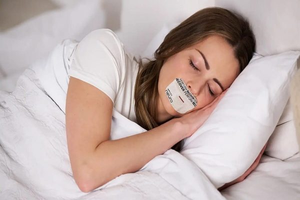 موقع خواب چسب به دهان بزنيم يا نه؟