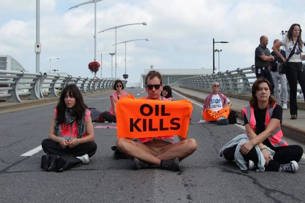 فعالان محیط زیست دسترسی به فرودگاه مونترال را مختل کردند فعالان محیط زیست دسترسی به فرودگاه مونترال را مختل کردند