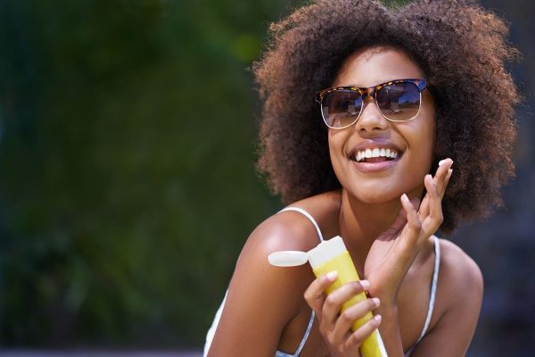 چرا اینفلوئنسرها ضد آفتاب را دشمن سلامتی می‌دانند؟