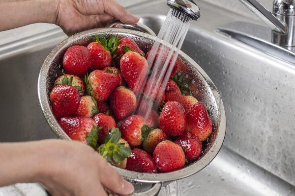 شستن میوه‌ برای حذف کامل آفت‌کش‌ها کافی نیست