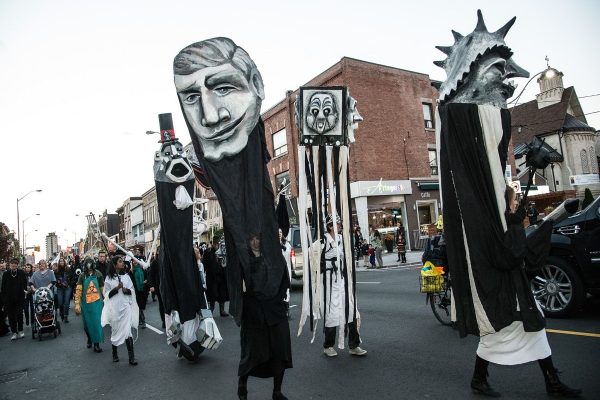 مراسم شب دلهره در تورنتو با حضور عروسک‌های ترسناک بزرگ