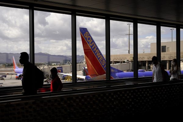 چگونه گرمای شدید میتواند منجر به تأخیر و لغو پروازها برای مسافران شود چگونه گرمای شدید میتواند منجر به تأخیر و لغو پروازها برای مسافران شود