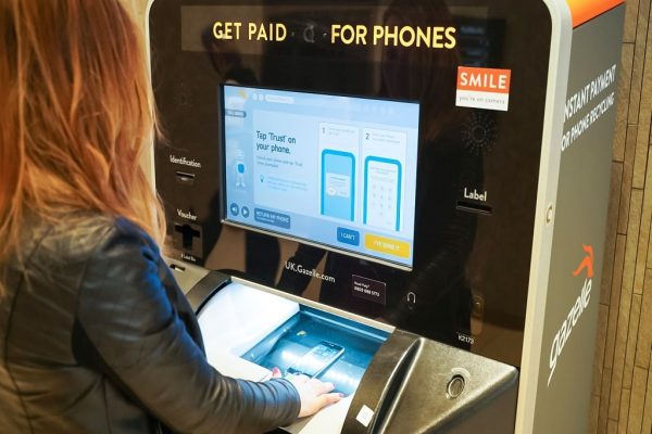 کیوسکهای خودکار جدید انتاریو، تلفن قدیمی شما را نقدا میخرند کیوسکهای خودکار جدید انتاریو، تلفن قدیمی شما را نقدا میخرند