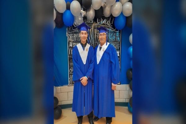 پدربزرگ و نوه اهل استان مانیتوبا در یک کلاس از دبیرستان فارغالتحصیل شدند پدربزرگ و نوه اهل استان مانیتوبا در یک کلاس از دبیرستان فارغالتحصیل شدند