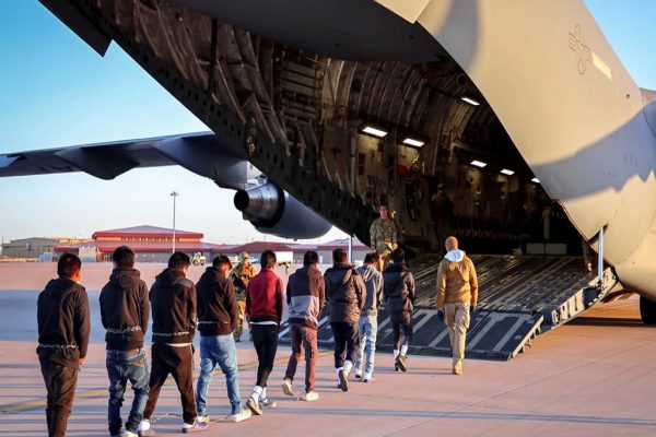 دیپورت حدود ۱۲۰ مهاجر ایرانی از آمریکا به ایران دیپورت حدود ۱۲۰ مهاجر ایرانی از آمریکا به ایران