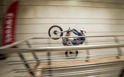پله‌نوردی قهرمان مسابقات موتور تریال بریتیش کلمبیا در برج میلاد + ویدیو | برج میلاد تهران شاهد