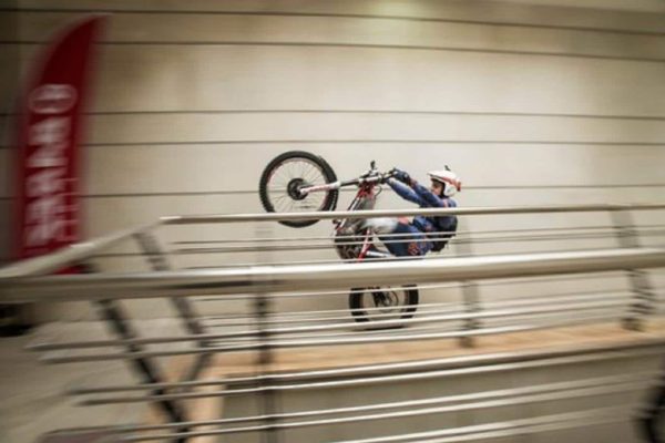 پله‌نوردی قهرمان مسابقات موتور تریال بریتیش کلمبیا در برج میلاد + ویدیو | برج میلاد تهران شاهد