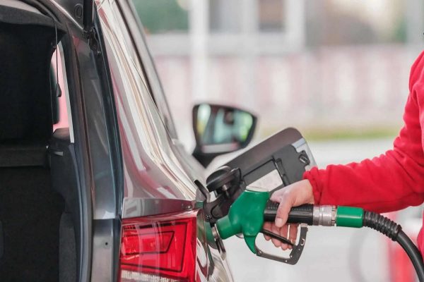 كاهش قيمت بنزين و گاز در كانادا