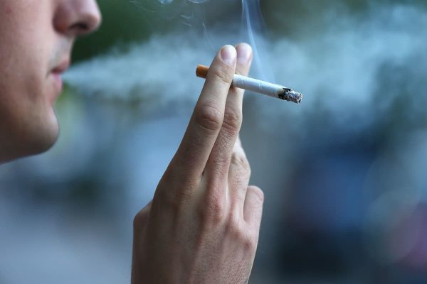 آیا کانادا می‌تواند استعمال دخانیات و سیگار کشیدن را در کشور ممنوع کند؟