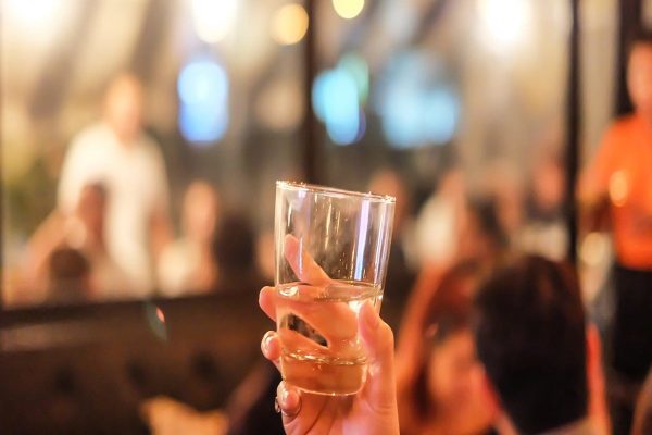 دو زن تورنتويی به اتهام توزيع مشروبات الكلی تقلبی تحت تعقيب‌اند