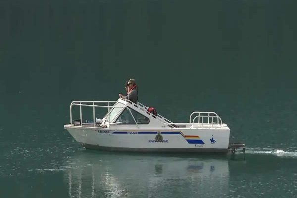 جستجو برای قایقرانان مفقود شده در دریاچه آپرکاناناسکیس ادامه دارد جستجو برای قایقرانان مفقود شده در دریاچه آپرکاناناسکیس ادامه دارد