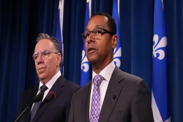 وزیر کبک یک روز پس از آنکه دخترش از قانون ویژه‌ی مربوط به پزشکان انتقاد کرد، استعفا داد