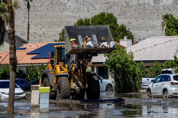 طوفان در کالیفرنیا ۸ نفر را مجروح کرد طوفان در کالیفرنیا ۸ نفر را مجروح کرد