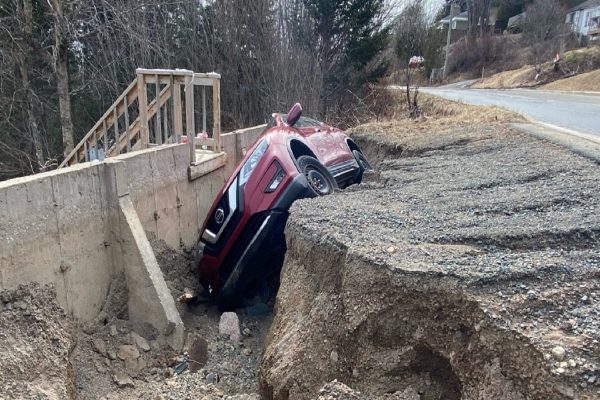 چندین خانه در اثر رانش زمین در نزدیکی Truro از آب و برق محروم شدند چندین خانه در اثر رانش زمین در نزدیکی Truro از آب و برق محروم شدند