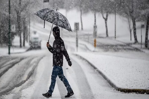 بارش برف در کبک؛ هشدار جاده‌های لغزنده و اختلال در سفر