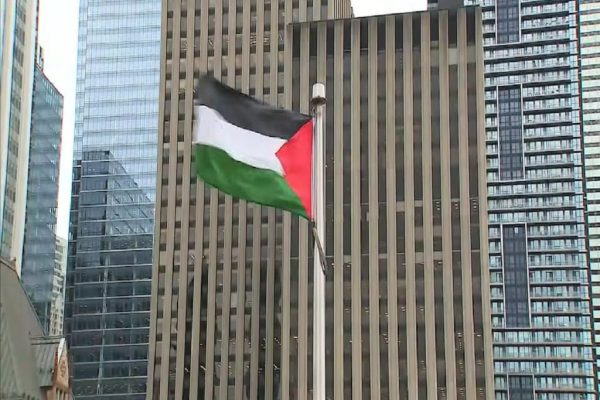 اهتزاز پرچم فلسطین در تورنتو و سایر شهرهای کانادا