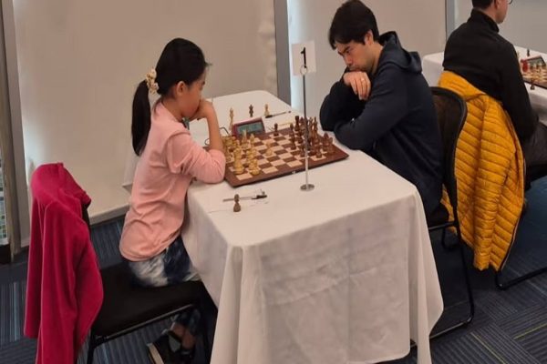 دختر ۱۲ سالهی هلیفکسی در برابر ستارهی جهانی شطرنج قرار گرفت دختر ۱۲ سالهی هلیفکسی در برابر ستارهی جهانی شطرنج قرار گرفت