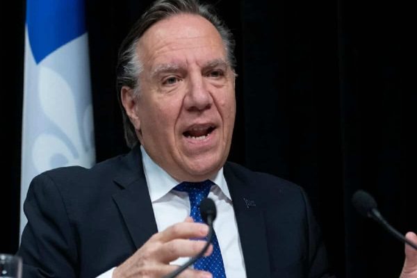 هیئت مدرسه نباید معلم کبکی را که به دلیل داشتن حجاب شغل خود را از دست داد استخدام می‌کرد