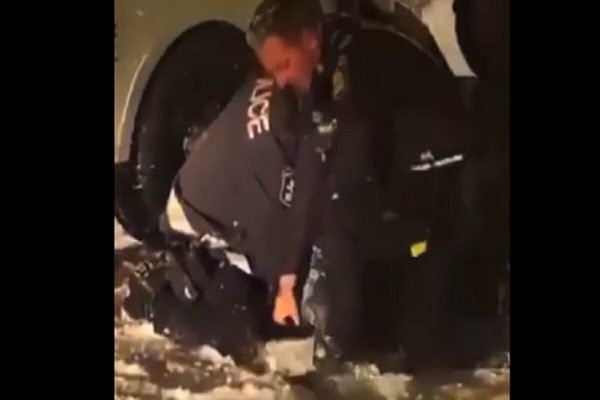 انتشار ویدئویی از رفتار خشونتآمیز پلیس کبک با یک جوان سیاه پوست خشم مردم را برانگیخت انتشار ویدئویی از رفتار خشونتآمیز پلیس کبک با یک جوان سیاه پوست خشم مردم را برانگیخت