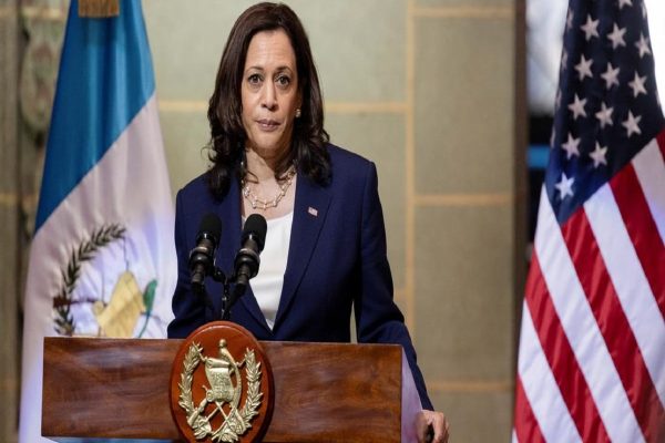 ترامپ نژاد کاملا هریس را زیر سوال برد