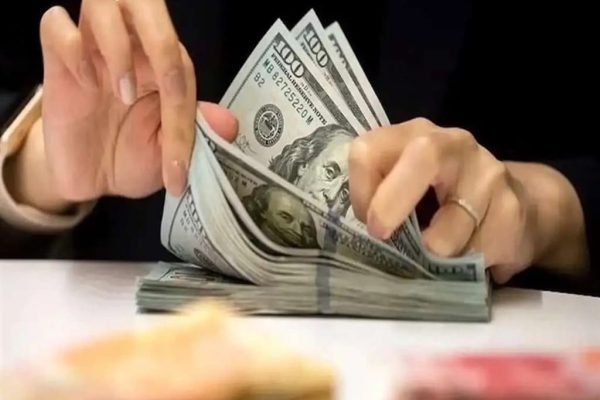 آغاز فروش ارز تا سقف ۱۰ هزار دلار در ۴ بانک؛ عرضه یک میلیارد دلار در مرحله نخست