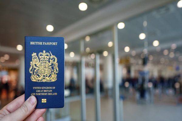 کاناداییها به زودی برای سفر به بریتانیا باید هزینه اضافی بپردازند کاناداییها به زودی برای سفر به بریتانیا باید هزینه اضافی بپردازند