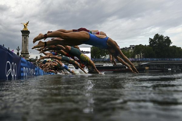 بحران بهداشتی در المپیک؛ شنا در رودخانه سن ورزشکاران را بیمار کرد بحران بهداشتی در المپیک؛ شنا در رودخانه سن ورزشکاران را بیمار کرد