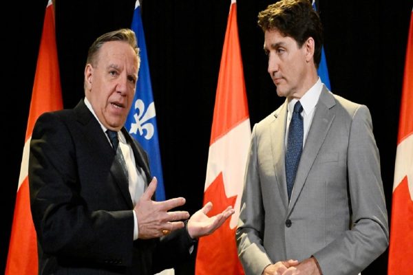 نخست‌وزیر کبک از ممنوعیت نماز خواندن در اماکن عمومی کبک خبر داد