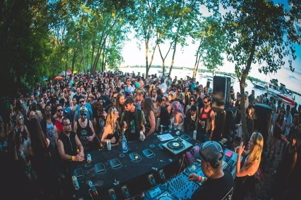 روز كارگر در تورنتو كجاها تعطيل‌اند و كجاها باز؟