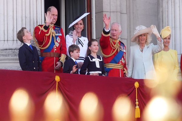 كاترين شاهدخت ولز در بالكن كاخ با مردم ديدار كرد