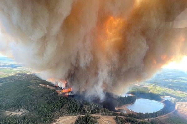 دود آتش‌سوزی مناطق شمال غربی احتمالا تا آخر هفته به شرق کانادا خواهد رسید