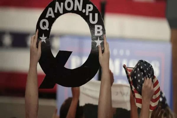 رهبر تئوری توطئه کیواِنان بازگشته است