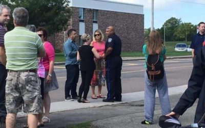 Charlottetown police Const. Tim Keizer speaks with parents, staff and students outside Colonel Gray High School in on Wednesday following the school evacuation order in P.E.I. (Shane Ross/CBC)