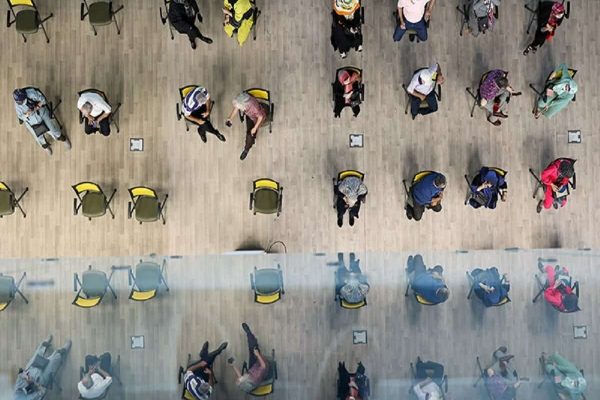 d41586-021-02216-z_19567948 توضیح عکس: ایرانیان منتظر دریافت واکسن در یک مرکز واکسیناسیون گروهی در تهران هستند. منبع: مجید عسگری پور/WANA  به واسطهی رویترز